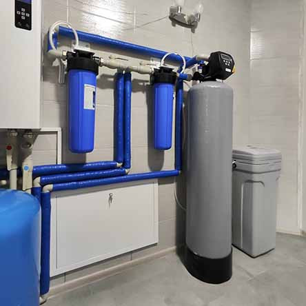 Встановлення системи фільтрації води колонного типу Ecosoft FK1465CiMIXA із клапаном Clack WS1 CI від заліза та солей жорсткості зі свердловини у підсобному приміщенні приватного будинку в Копачові Обухівського району Київської області