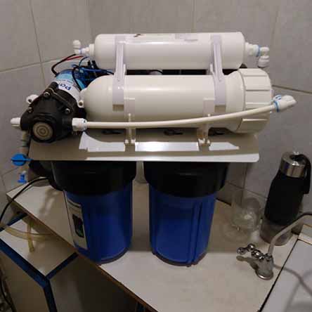 Установка фильтра для воды обратного осмоса АкваДизайн VIP 500 PUMP с помпой в кафе в Соломенском районе г. Киева