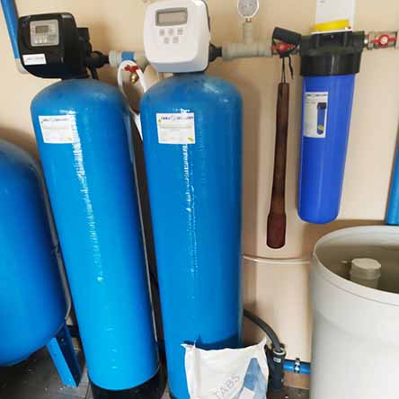 Встановлення системи фільтрації води колонного типу Raifil C-1054 та Ecosoft FK1054CiMIXA з клапаном Clack WS1 CI від заліза та солей жорсткості зі свердловини у підсобному приміщенні приватного будинку у с. Петрушки Бучанського району Київської області