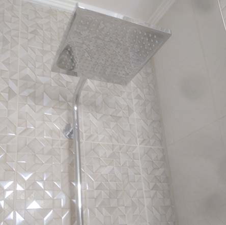 Установка и монтаж душевой системы HANSGROHE CROMETTA E 240 1jet Showerpipe в частном доме в поселке Петропавловское Киевской области