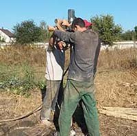 Бурение скважин вручную под поверхностный насос без заезда техники в труднодоступных местах